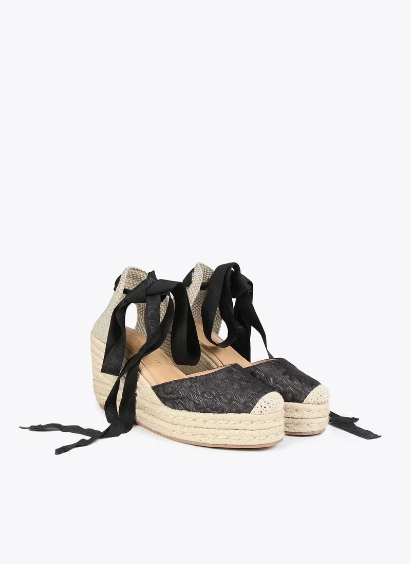 Lola Casademunt Natural fibre-effect monogram wedges